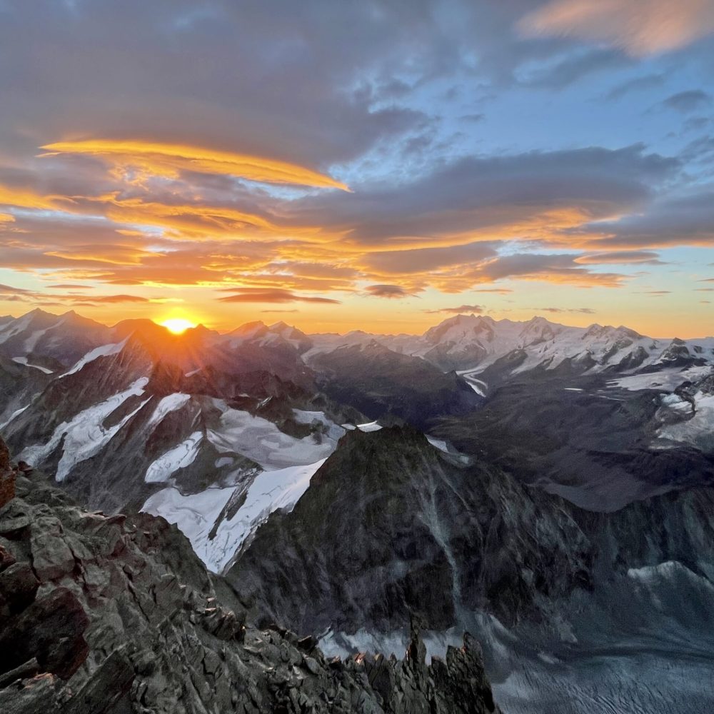 Vue sur la Dent d'Hérens depuis le sommet