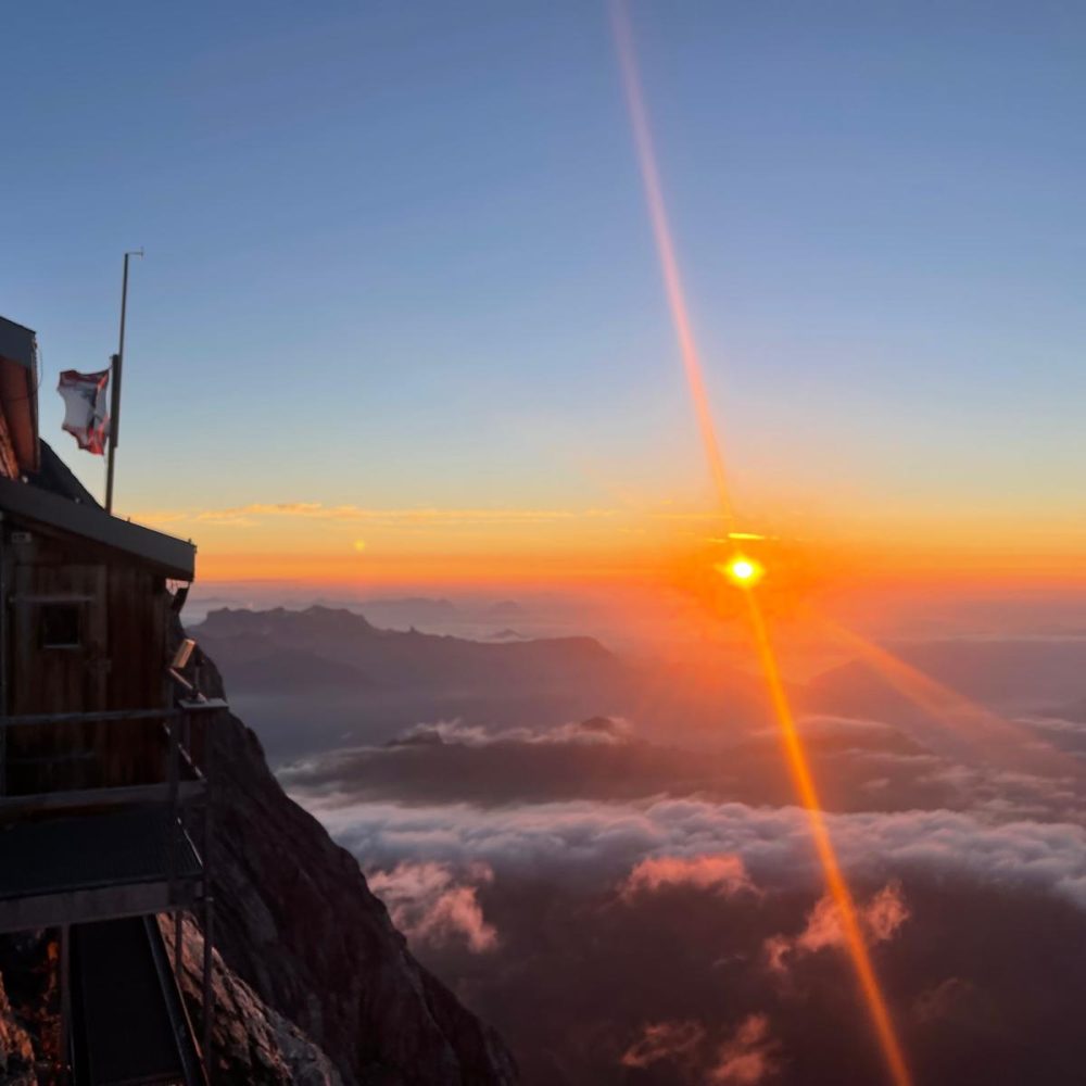Eiger-3970m-Arete-Mittellegi, refuge mittellegi le soir