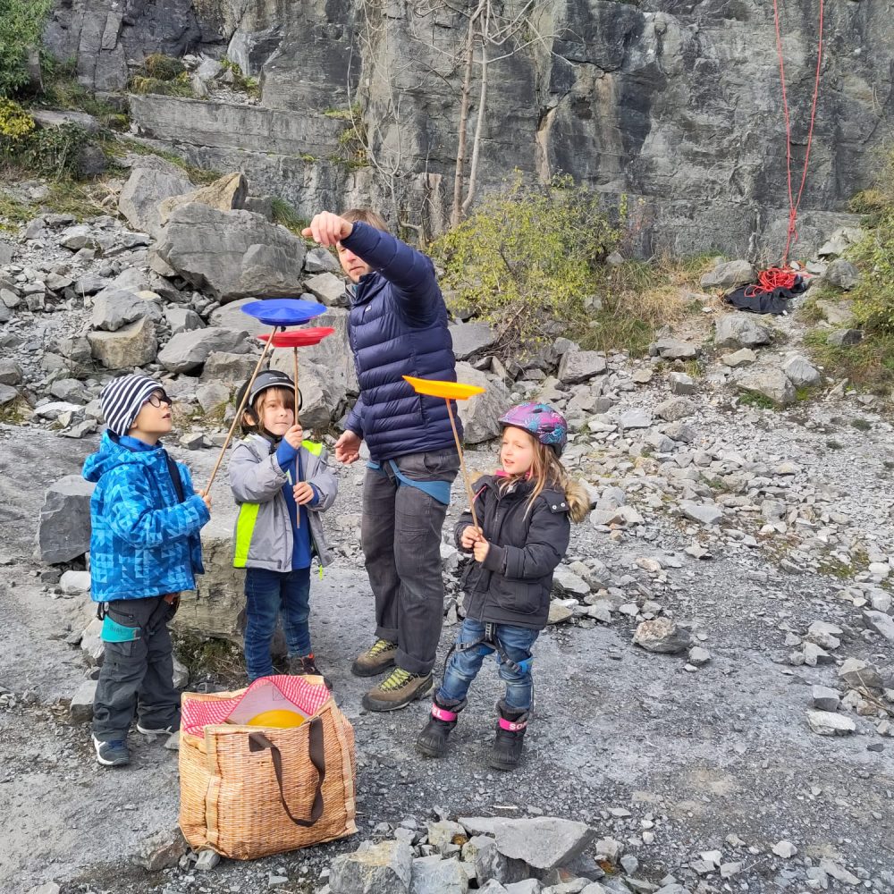 Escalade et arts du cirque pour les enfants, on fait tourner les assiettes