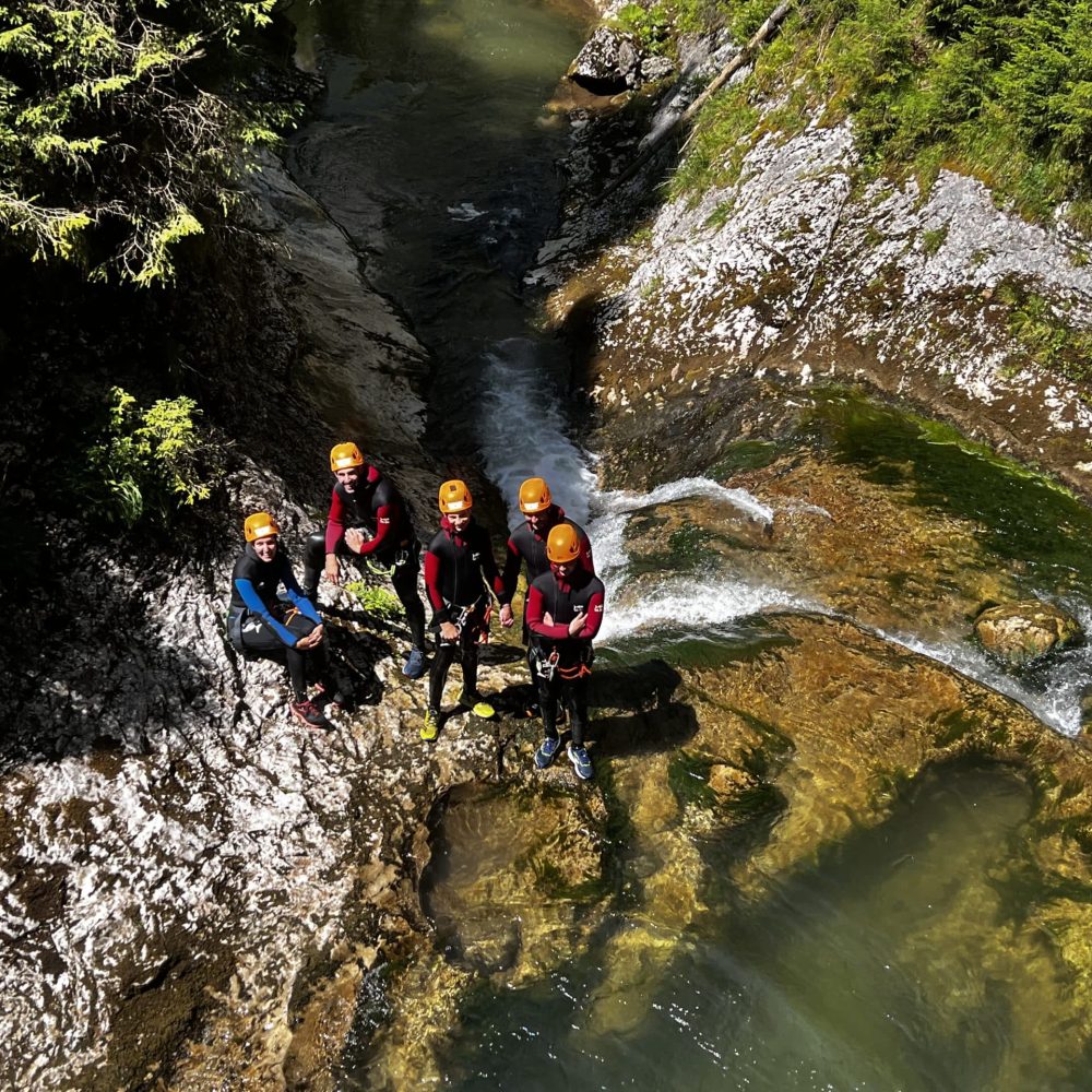 Groupe équipé en néoprène pour une activité canyoning