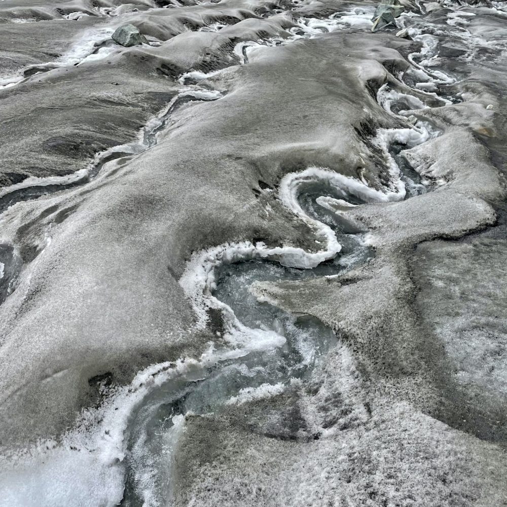 Groupe encordé sur glacier pendant un Gletscher Trekking