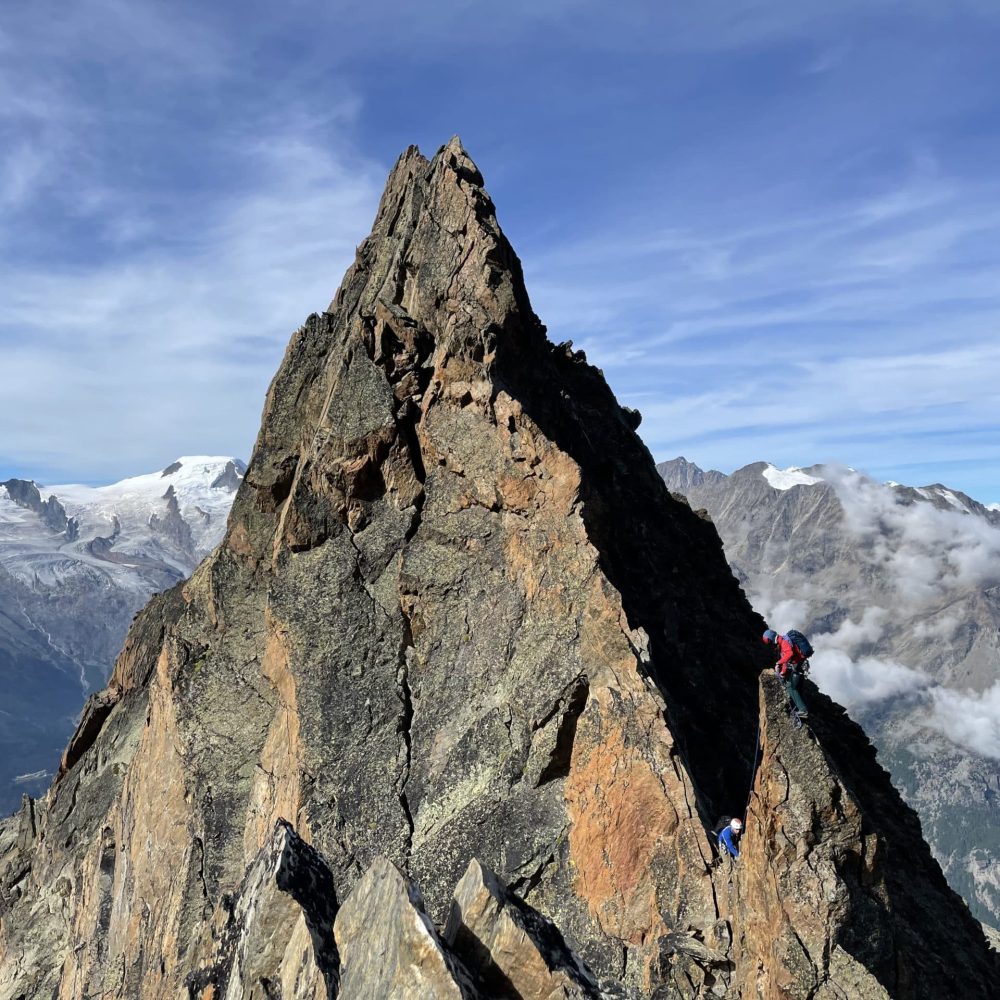 Initiation alpinisme avec progression encordée sur glacier en Suisse