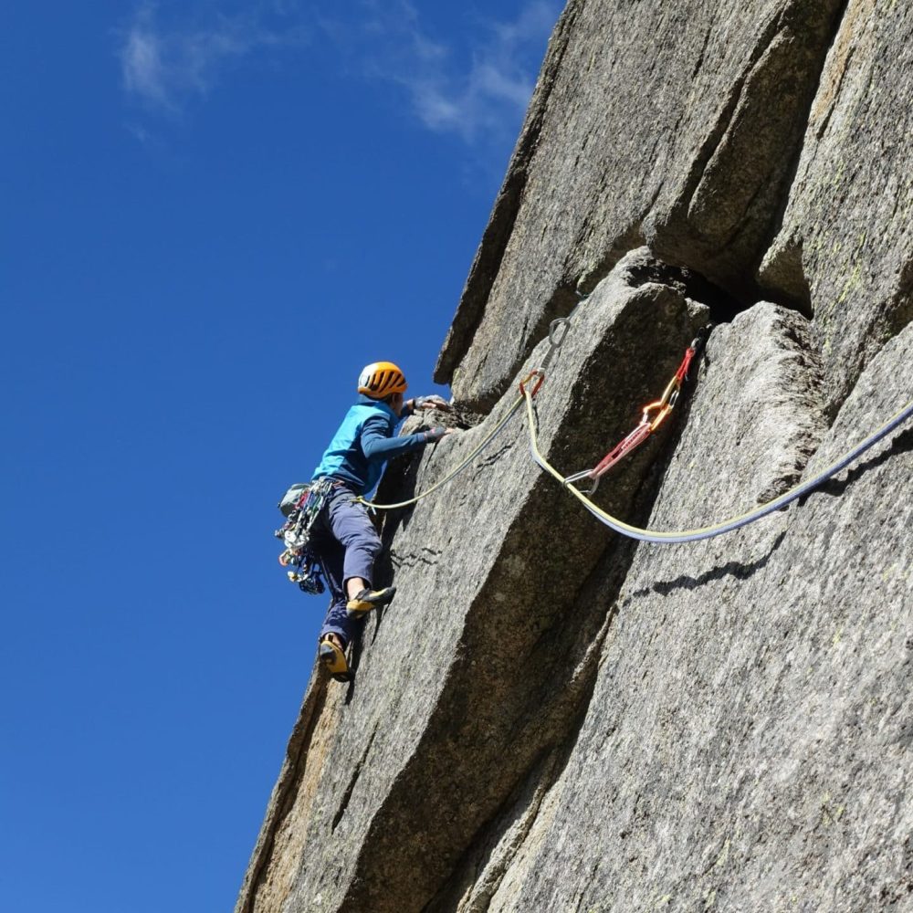 Pose de coinceurs lors d’un stage d’initiation trad avec Guides Passe Montagne
